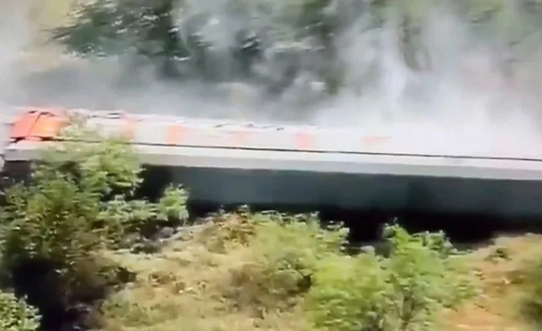 ABD’de 35 vagonlu bir tren raydan çıkıp devrildi