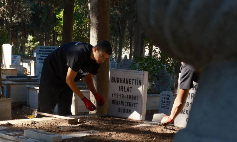 Anneanne mezarını temizlerken ‘mezarlık fenomeni’ oldular